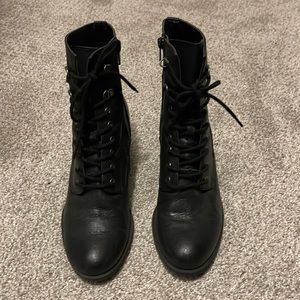 Lace boots - with side zipper
